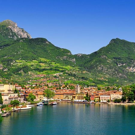 Riva Lago E Spiaggia Apartment 2 - Happy Rentals Bagian luar foto