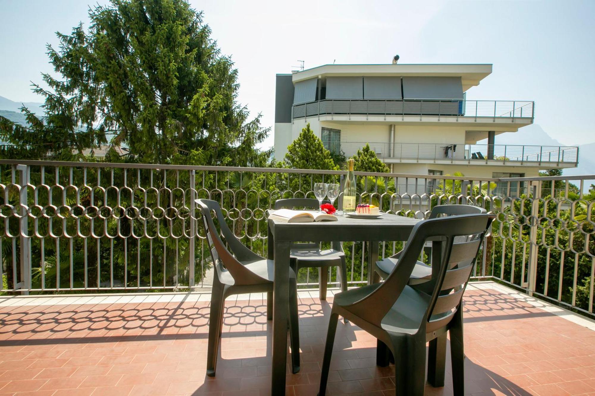 Riva Lago E Spiaggia Apartment 2 - Happy Rentals Bagian luar foto