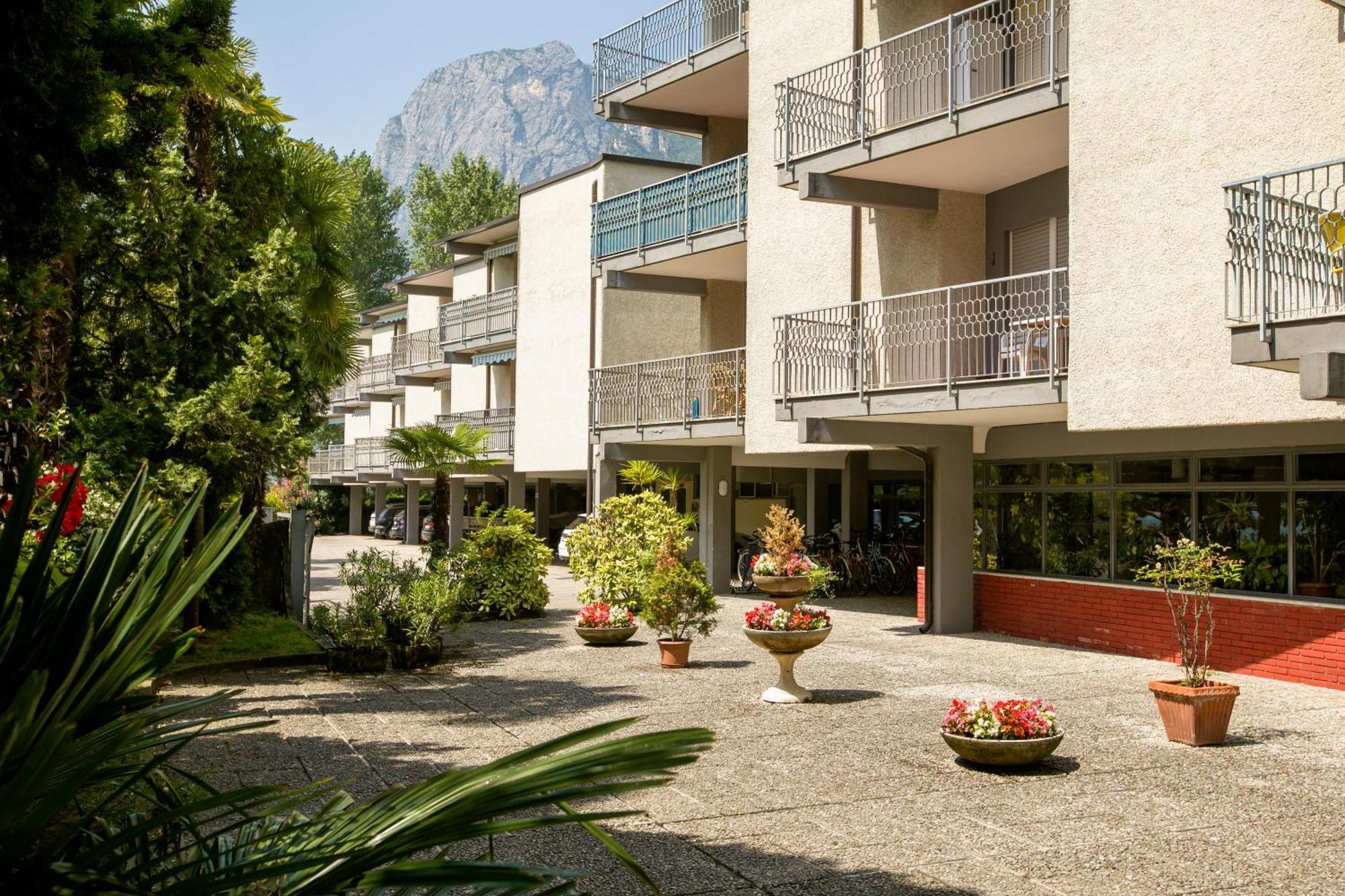 Riva Lago E Spiaggia Apartment 2 - Happy Rentals Bagian luar foto